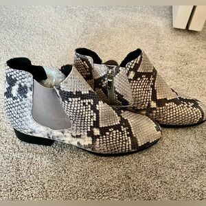 Munro leather upper snakeskin print grey booties size 7.5 shock absorbing heel